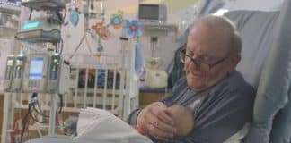 Faleceu David, o “vovô dos cuidados intensivos” que acalentava recém-nascidos no hospital Faleceu David, o “vovô dos cuidados intensivos” que acalentava recém-nascidos no hospital