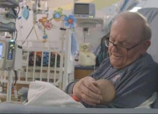 Faleceu David, o “vovô dos cuidados intensivos” que acalentava recém-nascidos no hospital