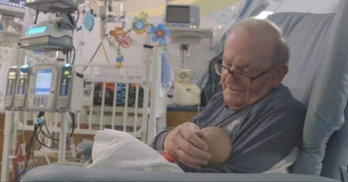 capa Faleceu David, o “vovô dos cuidados intensivos” que acalentava recém-nascidos no hospital