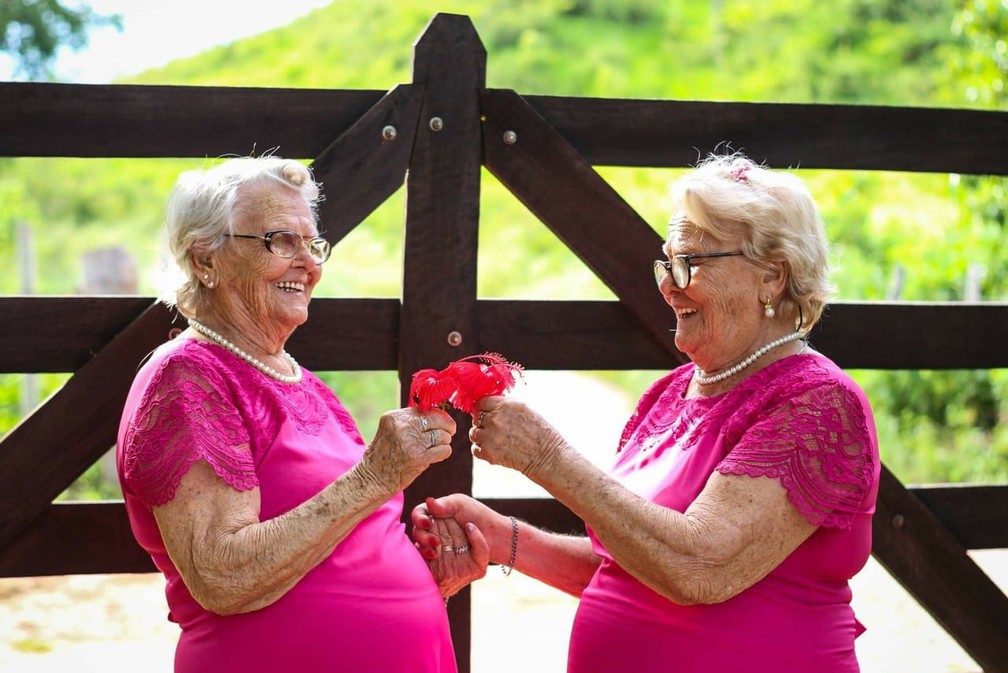 contioutra.com - Aos 98 anos, gêmeas celebram a vida em ensaio: felicidade é “banho de balde e crochê"