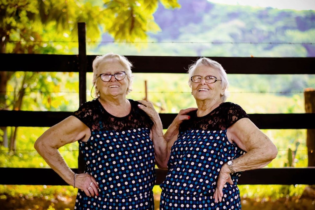 contioutra.com - Aos 98 anos, gêmeas celebram a vida em ensaio: felicidade é “banho de balde e crochê"