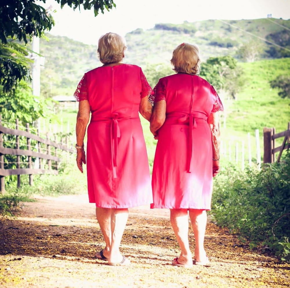 contioutra.com - Aos 98 anos, gêmeas celebram a vida em ensaio: felicidade é “banho de balde e crochê"