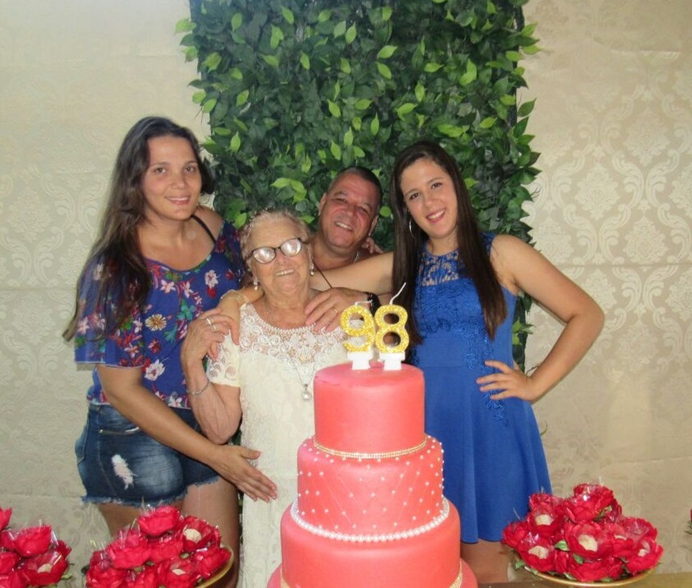 contioutra.com - Aos 98 anos, gêmeas celebram a vida em ensaio: felicidade é “banho de balde e crochê"