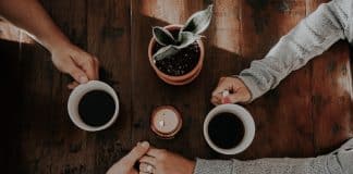 A vida vai mostrando por quem devemos lutar e de quem devemos desistir A vida vai mostrando por quem devemos lutar e de quem devemos desistir