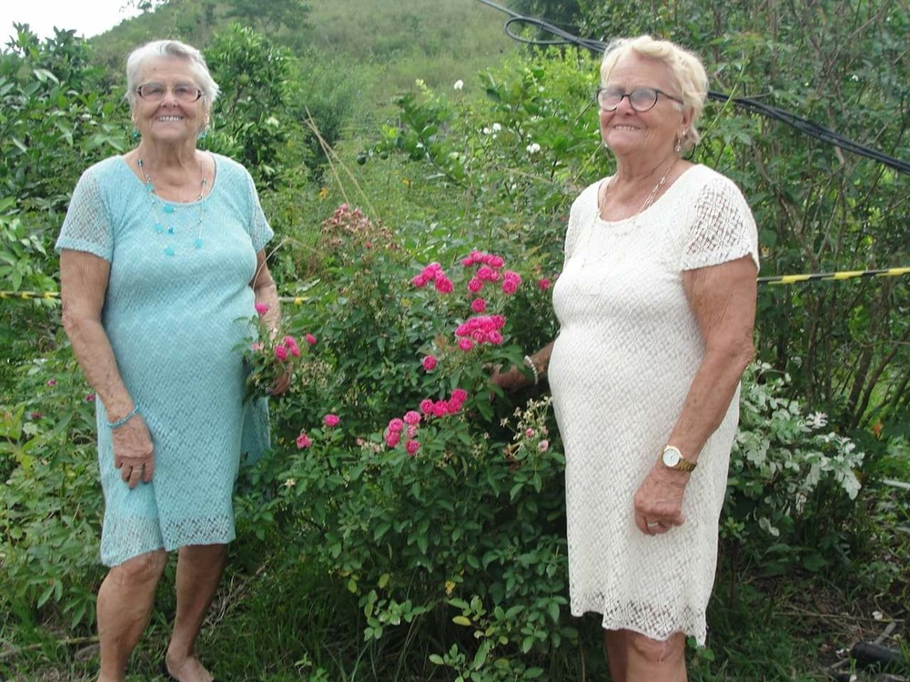 contioutra.com - Aos 98 anos, gêmeas celebram a vida em ensaio: felicidade é “banho de balde e crochê"