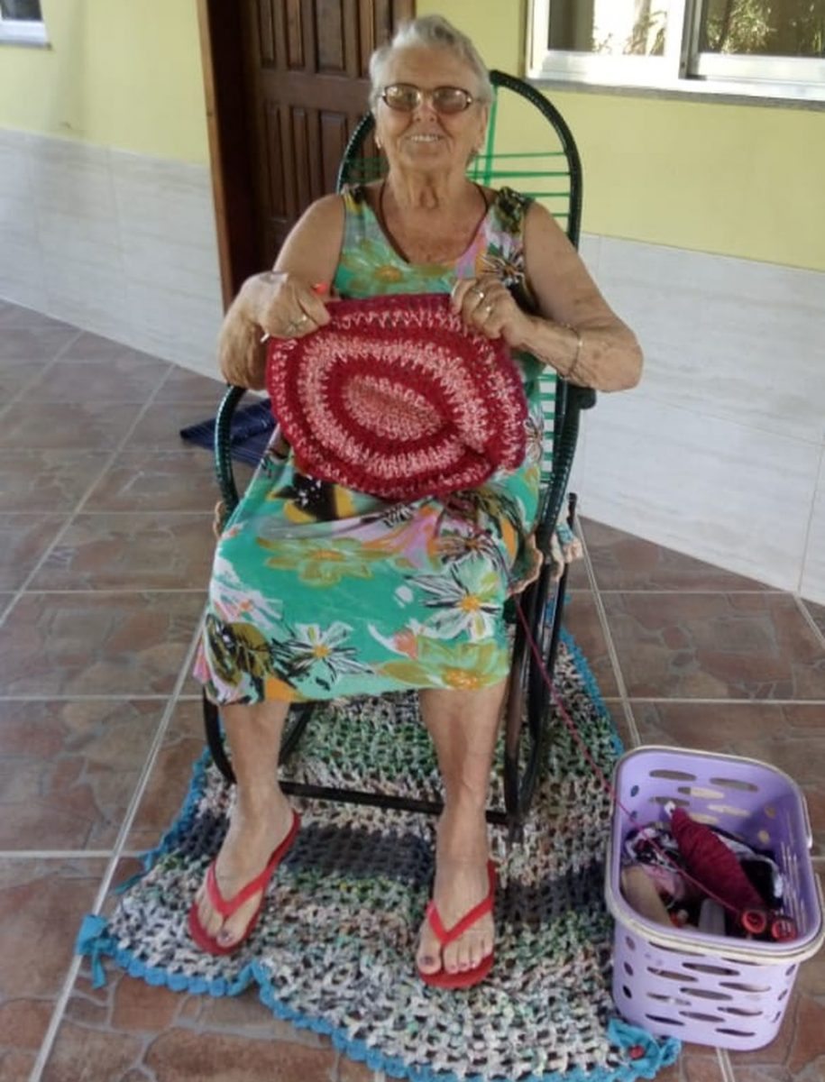 contioutra.com - Aos 98 anos, gêmeas celebram a vida em ensaio: felicidade é “banho de balde e crochê"