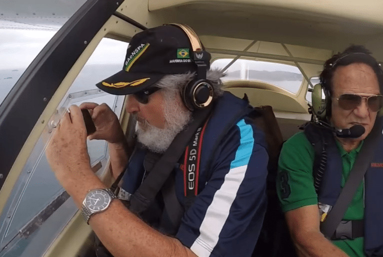 contioutra.com - Celular cai de avi&atilde;o, filma trajet&oacute;ria at&eacute; o ch&atilde;o e &eacute; recuperado funcionando. Veja o v&iacute;deo!