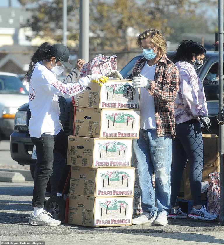 contioutra.com - Brad Pitt entrega alimentos para pessoas necessitadas durante a pandemia