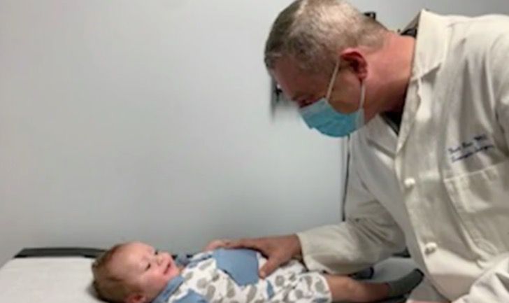 contioutra.com - Milagre de Natal: Desconhecido salvou um bebê de 10 meses doando parte de seu fígado