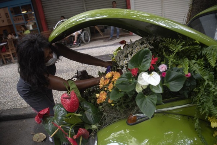 contioutra.com - Mulher decora fusca para vender flores nas ruas do Rio de Janeiro e o resultado é lindo!
