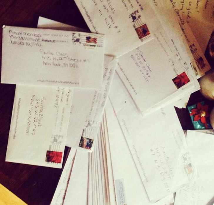 contioutra.com - Casal responde mais de 2.000 cartas ao Papai Noel que chegaram por engano em sua casa