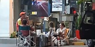 Família fez jantar de Natal no posto de gasolina para que o papai frentista pudesse participar do momento