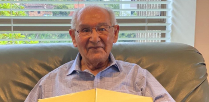 contioutra.com - Vovô colombiano conclui e apresenta sua tese de doutorado aos 104 anos.