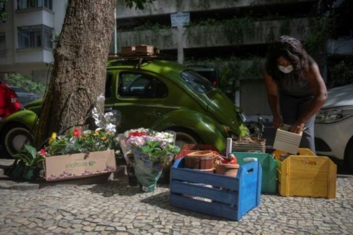 contioutra.com - Mulher decora fusca para vender flores nas ruas do Rio de Janeiro e o resultado é lindo!