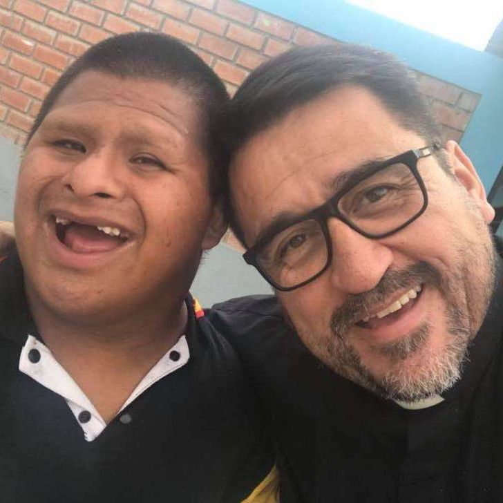 contioutra.com - Padre peruano adota bebê abandonado com síndrome de Down