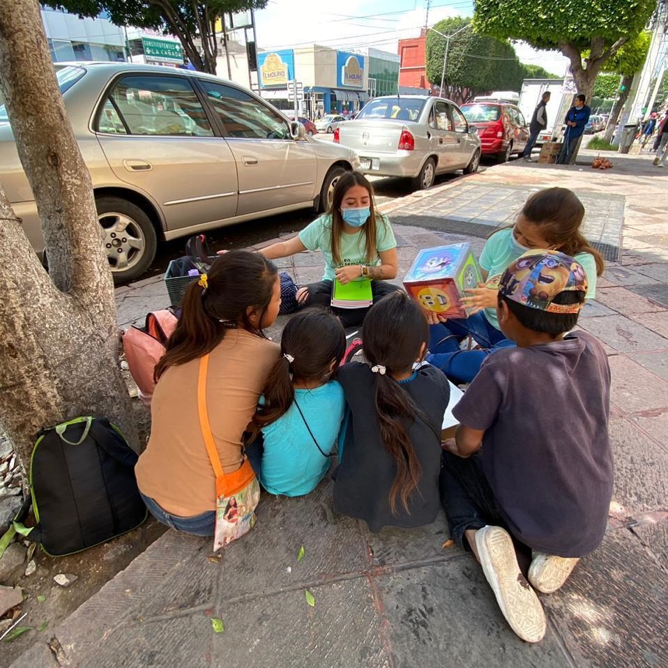 contioutra.com - Professora dá aulas em semáforos para crianças em situação de rua