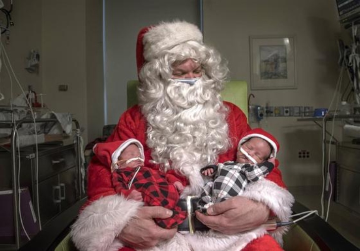 contioutra.com - Enfermeiro se veste de Papai Noel e visita bebês prematuros. Amor em tempos difíceis.