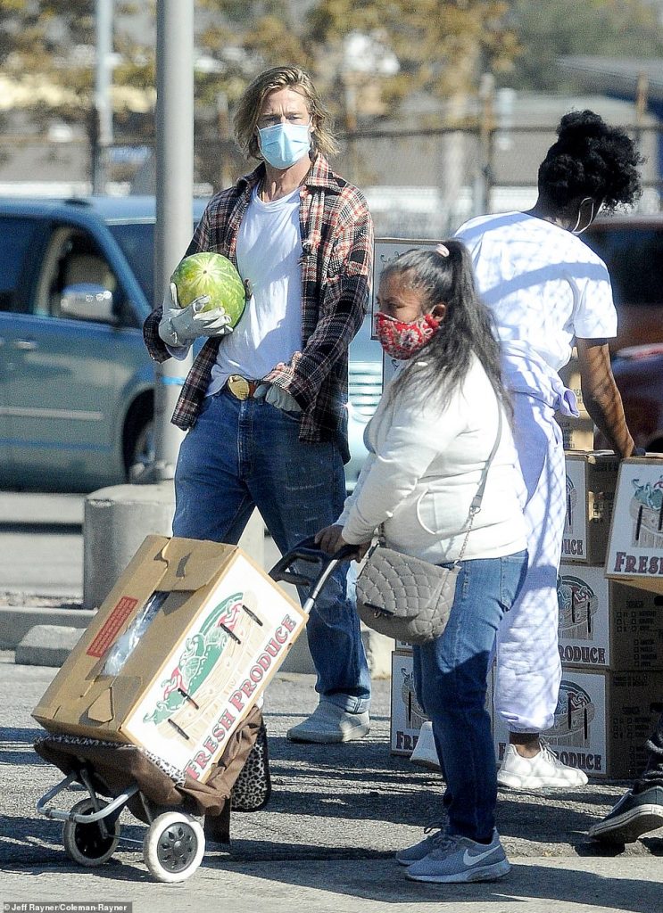 contioutra.com - Brad Pitt entrega alimentos para pessoas necessitadas durante a pandemia
