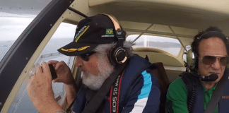 Celular cai de avião, filma trajetória até o chão e é recuperado funcionando. Veja o vídeo!