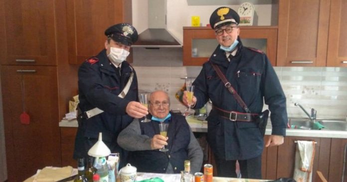 Vovô italiano chamou a polícia para evitar a solidão na véspera de Natal