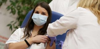 Enfermeira que tomou 1ª vacina na Itália diz sofrer ameaças: “Vamos ver quando você morre”