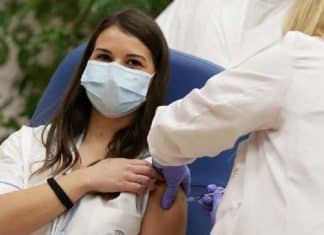 Enfermeira que tomou 1ª vacina na Itália diz sofrer ameaças: “Vamos ver quando você morre”
