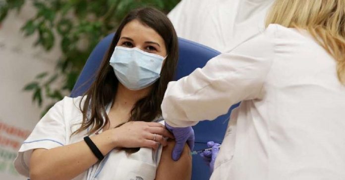 Enfermeira que tomou 1ª vacina na Itália diz sofrer ameaças: “Vamos ver quando você morre”