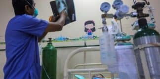 Criança de 3 anos diagnosticada com Covid sofre derrame e fica com parte do corpo paralisado Criança de 3 anos diagnosticada com Covid sofre derrame e fica com parte do corpo paralisado