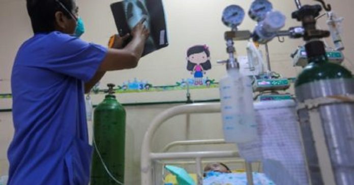 Criança de 3 anos diagnosticada com Covid sofre derrame e fica com parte do corpo paralisado
