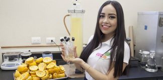 Estudante inventa plástico com casca de laranja biodegradável