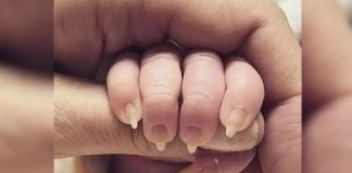 Pais exibem com orgulho uma foto de sua bebê de dois meses com unhas compridas