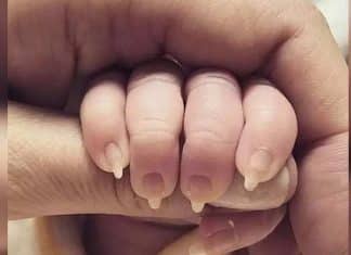 Pais exibem com orgulho uma foto de sua bebê de dois meses com unhas compridas