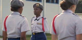 Jovem de 18 anos que nasceu sem braços inspira o mundo com suas conquistas