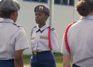 Jovem de 18 anos que nasceu sem braços inspira o mundo com suas conquistas