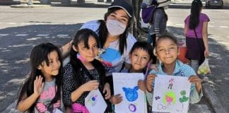 Professora dá aulas em semáforos para crianças em situação de rua