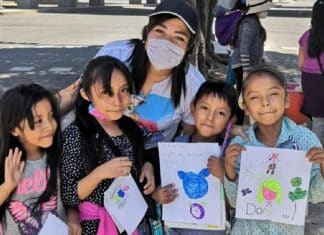 Professora dá aulas em semáforos para crianças em situação de rua