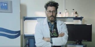 Cientista russo que estava pesquisando vacina morre ao cair de prédio; polícia apura briga