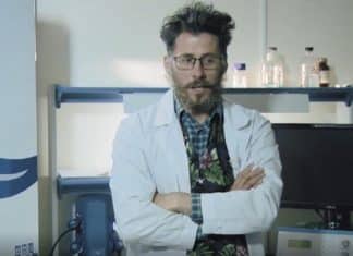 Cientista russo que estava pesquisando vacina morre ao cair de prédio; polícia apura briga