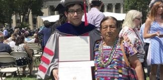 Jovem que pagou os estudos vendendo frutas e legumas se forma médico nos Estados Unidos