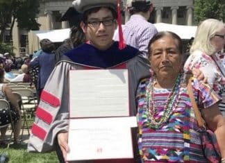 Jovem que pagou os estudos vendendo frutas e legumas se forma médico nos Estados Unidos