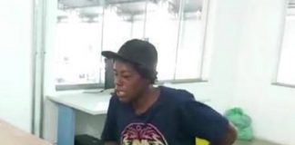 Jovem negro é agredido após ser acusado de roubar as botinas que havia acabado de comprar