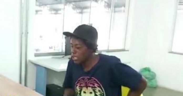 Jovem negro é agredido após ser acusado de roubar as botinas que havia acabado de comprar