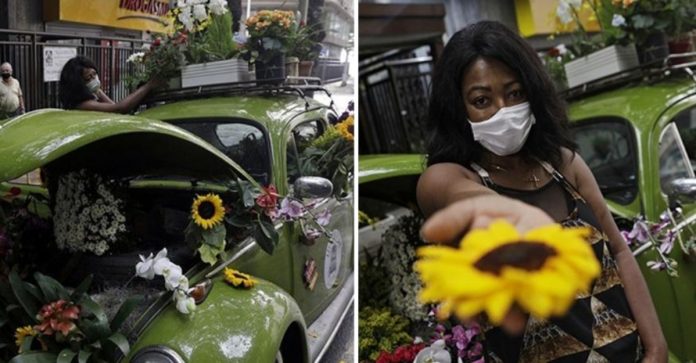 Mulher decora fusca para vender flores nas ruas do Rio de Janeiro e o resultado é lindo!