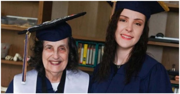Vovó de 74 anos se forma na faculdade com a neta: “O aprendizado nunca acaba”