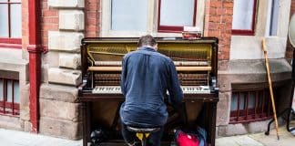 Pequenos gestos podem mudar o mundo de alguém Pequenos gestos podem mudar o mundo de alguém