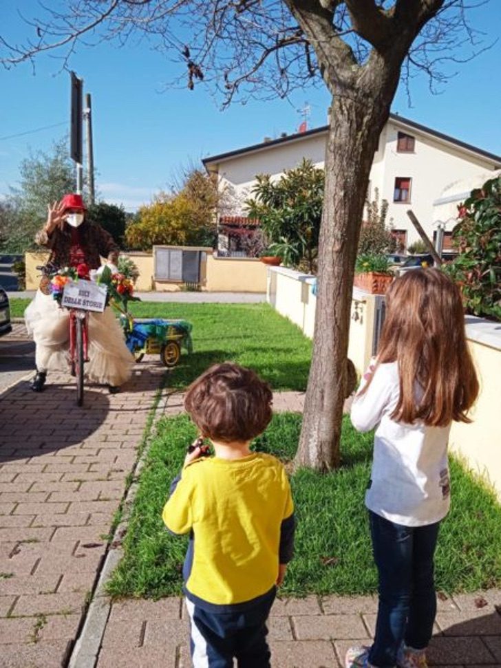 contioutra.com - Professora percorre por sua cidade com uma bicicleta colorida para ler histórias e alegrar os pequenos