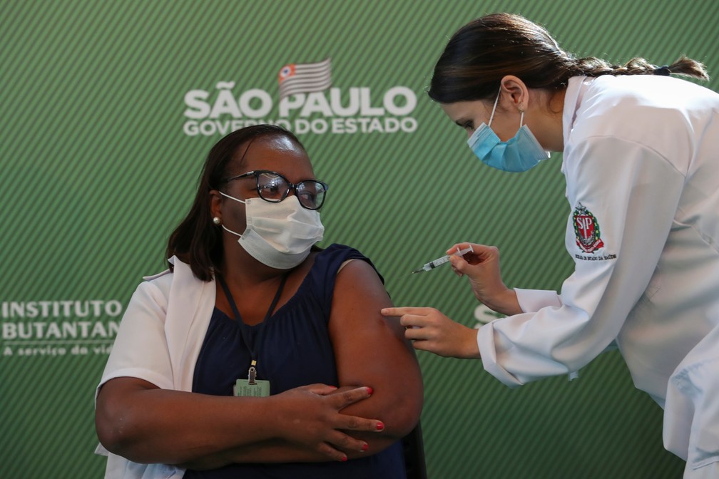 contioutra.com - 'Não tenham medo', diz a enfermeira Mônica Calazans, 1ª pessoa a ser vacinada no país