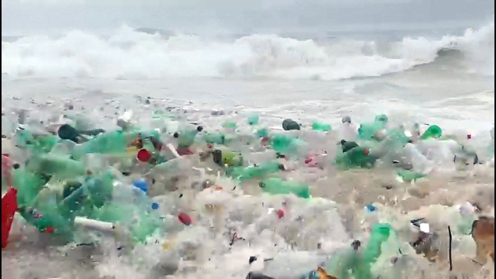 contioutra.com - Impressionante onda de lixo em praia carioca deixa campeão mundial de surfe em choque (VÍDEO)