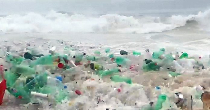 Impressionante onda de lixo em praia carioca deixa campeão mundial de surfe em choque (VÍDEO)