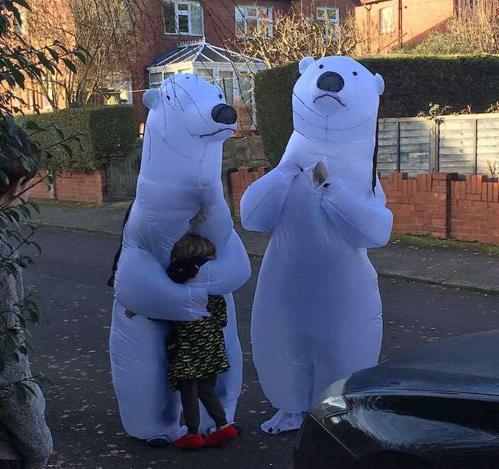 contioutra.com - Avós se vestem de ursos para abraçar seus netos após 1 ano sem vê-los